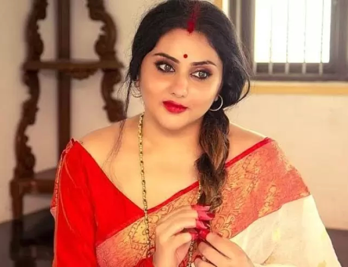 சினிமாவுக்கு வரும் முன் நமிதா என்ன செய்தார் தெரியுமா? 
