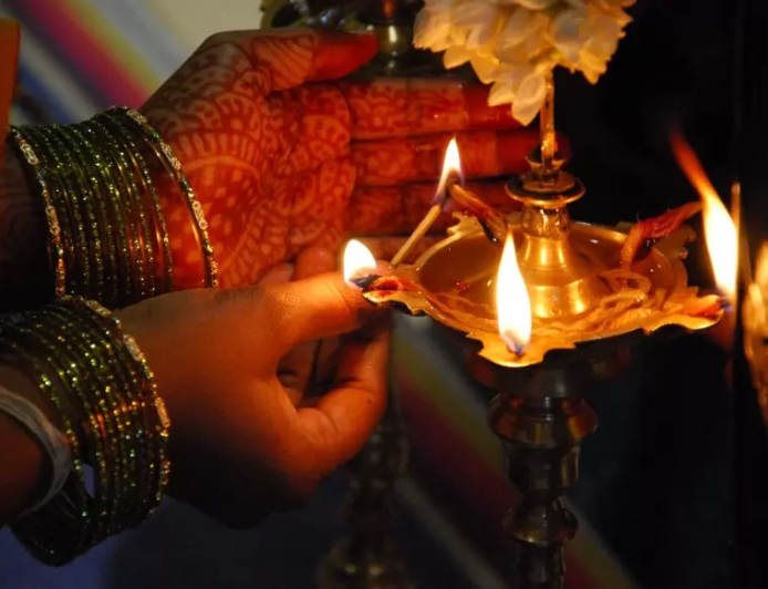 உங்களை பணவரவு  தேடி வர இந்த விளக்கை ஏற்றுங்கள்!