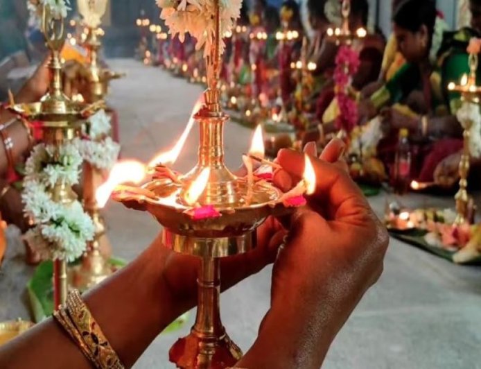 பூஜை செய்யும்போது முக்கியமான இருக்க வேண்டிய மூன்று பொருட்கள் பற்றி தெரியுமா?
