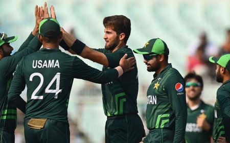 வெற்றிக்கு இவர் தான் காரணம்.... பாபர் அசாம் முகத்தில் சிரிப்பு... அரையிறுதி குறித்து என்ன சொன்னார் தெரியுமா?