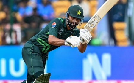 பாகிஸ்தான் அணிக்காக குறைந்த பந்துகளில் சதம் விளாசிய வீரர் என்ற சாதனையை நட்சத்திர வீரர் ஃபகர் ஜமான் படைத்துள்ளார்.