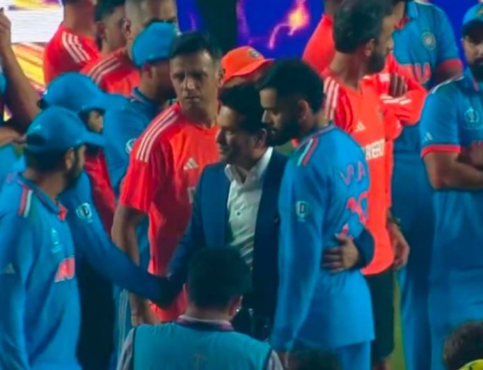 கண்ணீரை மறைத்துக்கொண்டு நின்ற கோலி.. கட்டி பிடித்து சச்சின் சொன்ன ஆறுதல்... நடந்தது என்ன ?