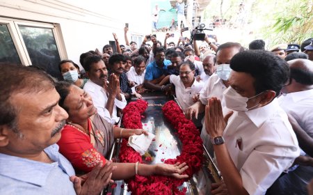 தேமுதிக தலைவர் விஜயகாந்த் காலமானார்! கண்ணீர் கடலில் மூழ்கிய ரசிகர்கள்!