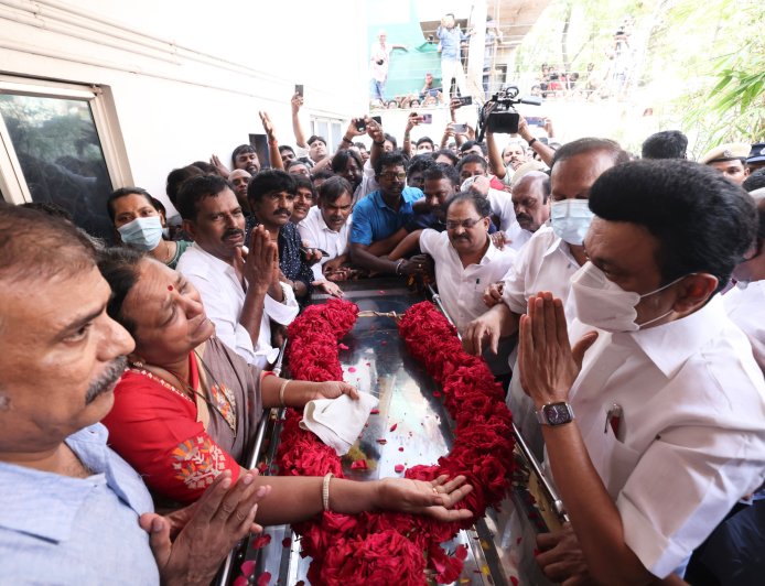 தேமுதிக தலைவர் விஜயகாந்த் காலமானார்! கண்ணீர் கடலில் மூழ்கிய ரசிகர்கள்!