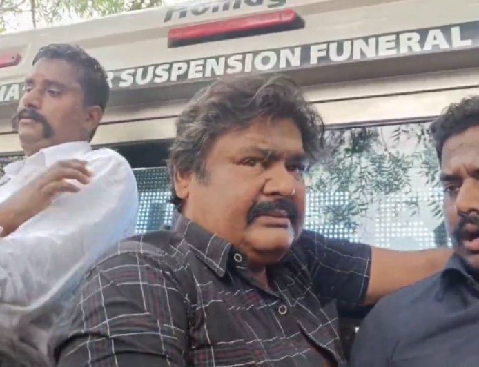 கேப்டன் விஜயகாந்தின் உடலை விட்டு நகராத ஒரே நடிகர்.. கலங்க வைக்கும் புகைப்படம்.!