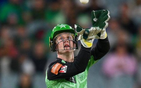 தலையில் தாக்கிய பந்து.. மயங்கிய வீரருக்கு தீவிர சிகிச்சை... ரசிகர்கள் அதிர்ச்சி