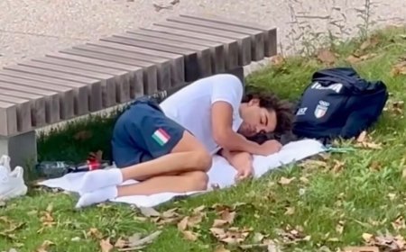 தங்கம் வென்ற வீரருக்கு ஏற்பட்ட நிலை? பூங்காவில் படுத்து தூங்கிய சாம்பியன்.. நடந்தது என்ன?