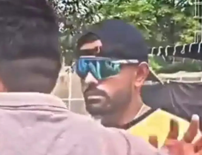 ரசிகரை மோசமான முறையில் நடத்திய பாபர் அசாம்... இப்படி செய்யலாமா? கொந்தளிக்கும் ரசிகர்கள்!