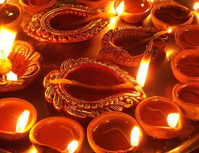 தீபாவளி திருநாளில் எத்தனை தீபங்கள் ஏற்ற வேண்டும் தெரியுமா? 