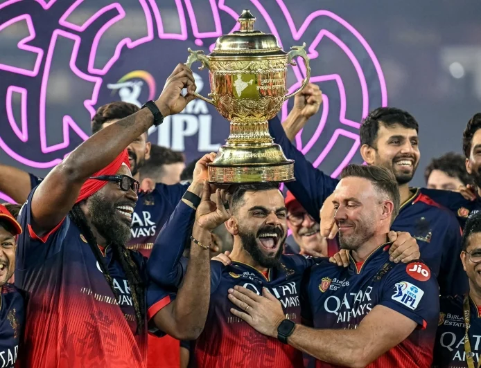 நிறைவேறியது கோலியின் 18 ஆண்டுக்கால தவம்...  சாம்பியன் பட்டம் வென்று சாதனை  படைத்த ஆர்சிபி!