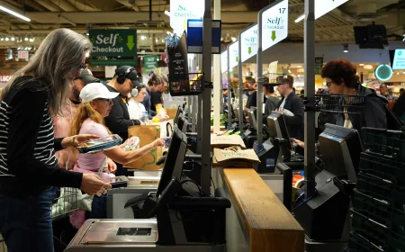 பிரித்தானியாவில் குறைந்தபட்ச சம்பள உயர்வால் செலவுகள் அதிகரிக்கும்; பணவீக்கம் மேலும் உயரும் அபாயம்