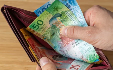 சுவிட்சர்லாந்தில் முதல் முறையாக மாத சராசரி ஊதியம் உச்சம் தொட்டது  — அதிக ஊதியம் வழங்கும் துறை எது?