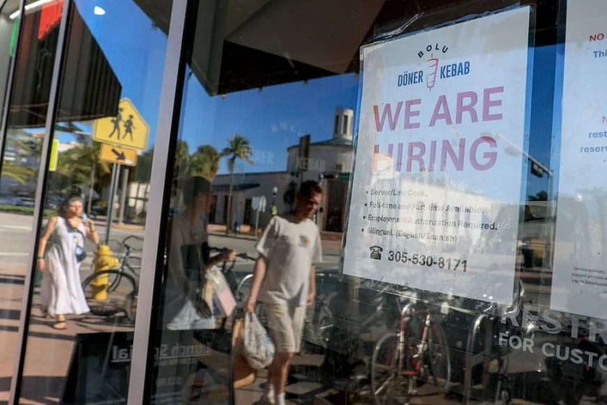 அமெரிக்க வேலைவாய்ப்பு தரவு அதிர்ச்சி: 1,19,000 புதிய வேலைகள் – அதிகரித்துள்ள  தொழிலாளர் சந்தை