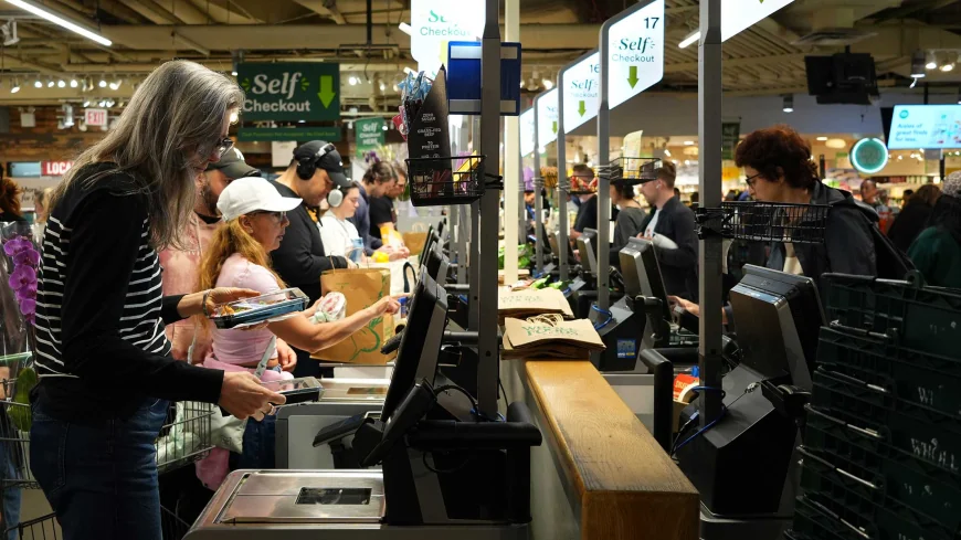 பிரித்தானியாவில் குறைந்தபட்ச சம்பள உயர்வால் செலவுகள் அதிகரிக்கும்; பணவீக்கம் மேலும் உயரும் அபாயம்