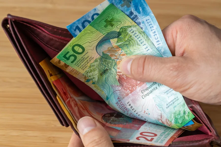 சுவிட்சர்லாந்தில் முதல் முறையாக மாத சராசரி ஊதியம் உச்சம் தொட்டது  — அதிக ஊதியம் வழங்கும் துறை எது?