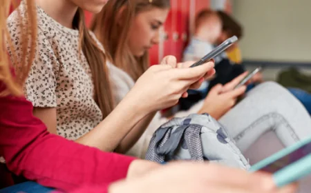 பிரித்தானியாவில் சமூக ஊடக தளத்தை பயன்படுத்துவதற்கான வயது வரம்பை உயர்த்த கோரிக்கை