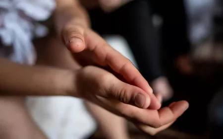 சொந்த மகள்கள் இருவரை பாலியல் பலாத்காரம் செய்த தந்தை  – அதிர்ச்சி சம்பவம்