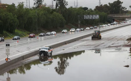 கலிஃபோர்னியாவை தாக்கிய புயல், வெள்ளம்; நூற்றுக்கணக்கான மக்கள் வெளியேற்றம்