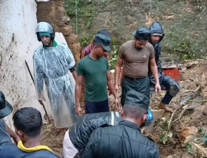 மண்சரிவில் சிக்கி மூன்று நாட்களுக்குப் பின் உயிரோடு மீட்கப்பட்ட குடும்பம் - நடந்தது என்ன?
