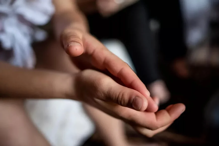 சொந்த மகள்கள் இருவரை பாலியல் பலாத்காரம் செய்த தந்தை  – அதிர்ச்சி சம்பவம்