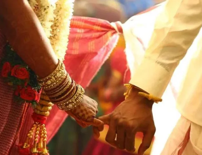 திருமண கோலத்தில் இளம்பெண் சடலமாக கண்டெடுப்பு; அருகே இளைஞர் உடல் – மர்ம மரணத்தால் பரபரப்பு