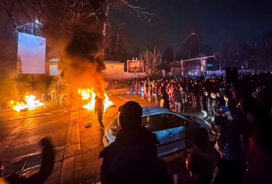 ஈரானில் நிலவும் பதற்றம்: பல நாடுகள் குடிமக்களுக்கு பயண எச்சரிக்கை, வெளியேற அறிவுறுத்தல்