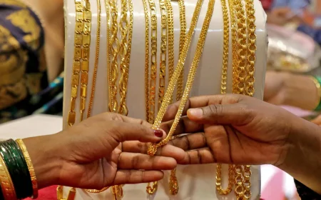தொடர்ந்து சரியும் தங்கம் விலை: நகை வாங்க இது சரியான நேரமா?