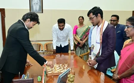 பிரக்ஞானந்தாவுடன் செஸ் விளையாடிய முதல்வர் விஜய்!