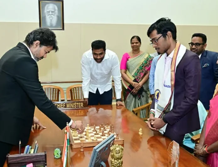 பிரக்ஞானந்தாவுடன் செஸ் விளையாடிய முதல்வர் விஜய்!