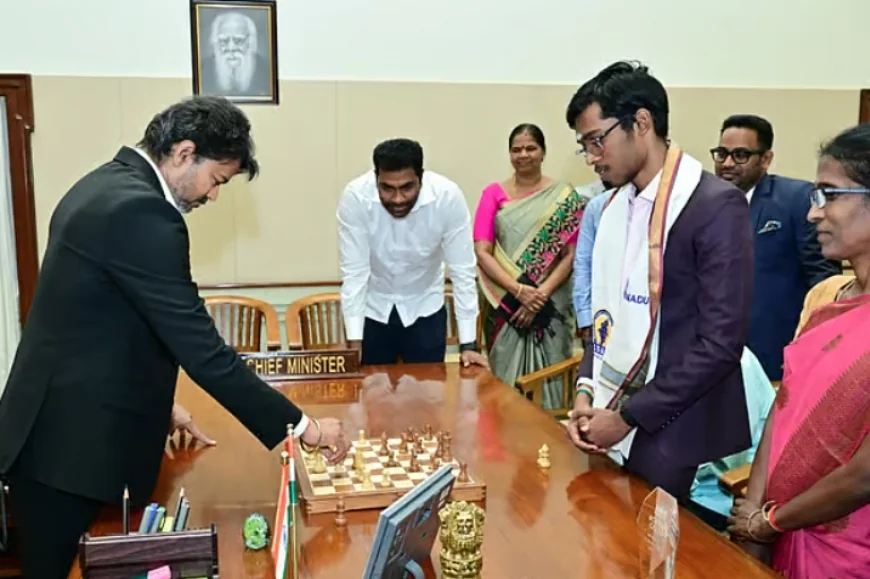 பிரக்ஞானந்தாவுடன் செஸ் விளையாடிய முதல்வர் விஜய்!