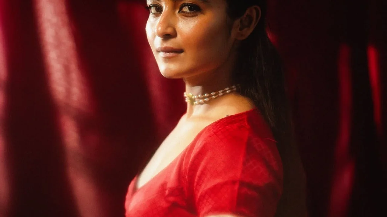 சிவப்பு ஆடையில் சைத்ரா அச்சர்: புதிய போட்டோஷூட் புகைப்படங்கள் வைரல்!