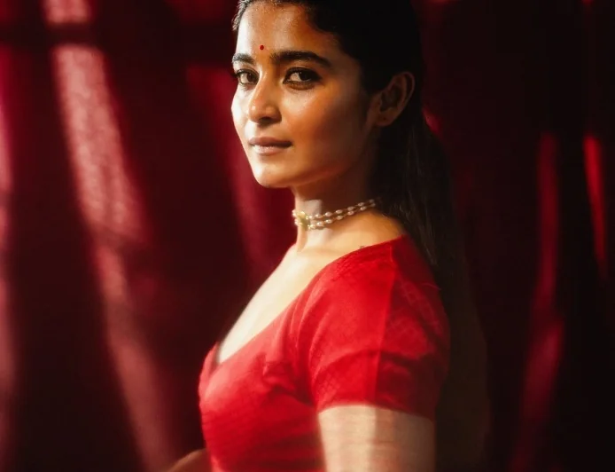 சிவப்பு ஆடையில் சைத்ரா அச்சர்: புதிய போட்டோஷூட் புகைப்படங்கள் வைரல்!