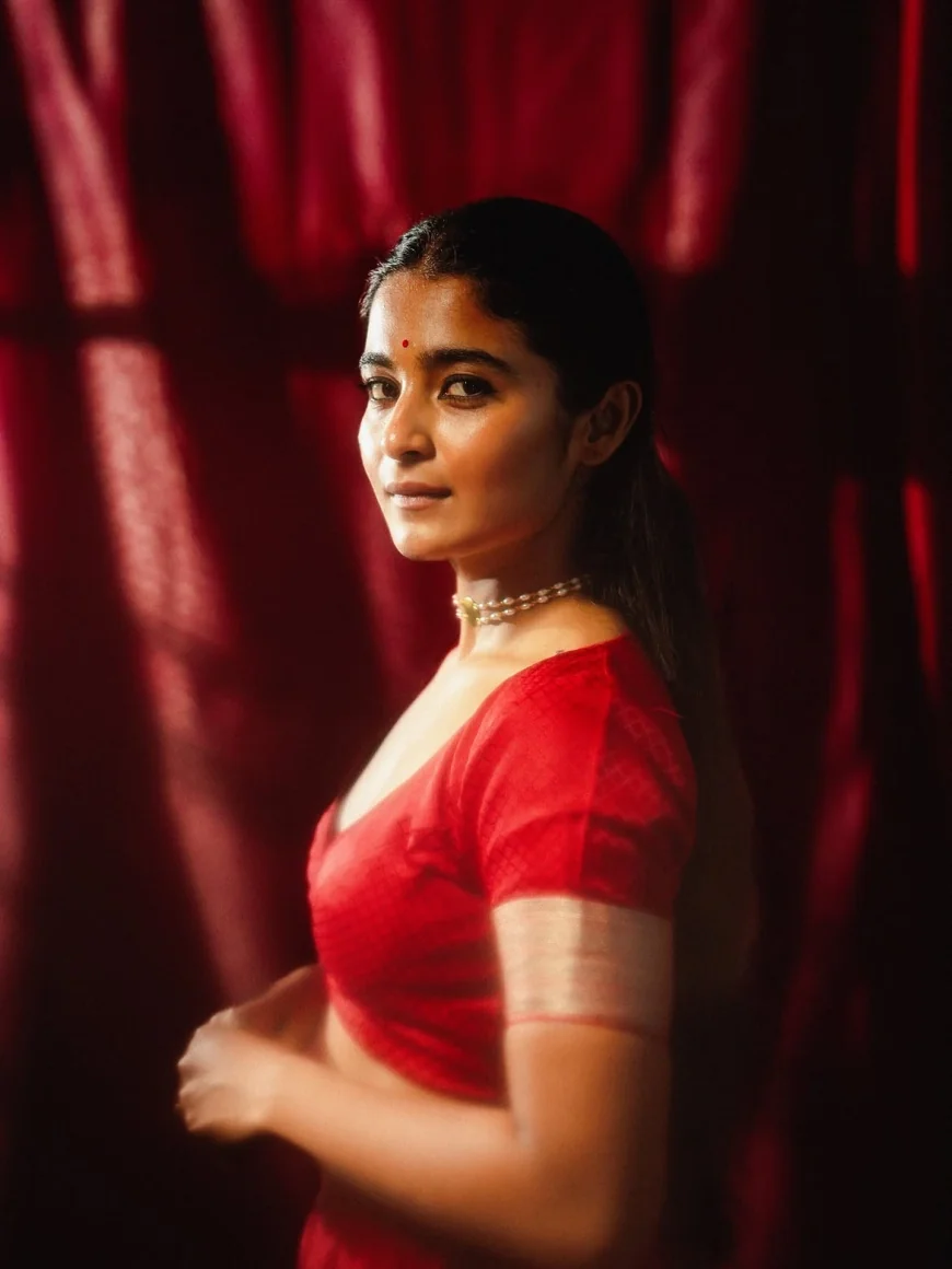 சிவப்பு ஆடையில் சைத்ரா அச்சர்: புதிய போட்டோஷூட் புகைப்படங்கள் வைரல்!