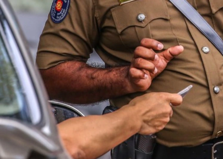 யாழ்ப்பாணத்தில் கூரிய ஆயுதங்கள், பணத்துடன் பெண் உட்பட ஒன்பது பேர் கைது