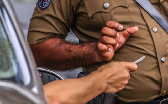 யாழ்ப்பாணத்தில் கூரிய ஆயுதங்கள், பணத்துடன் பெண் உட்பட ஒன்பது பேர் கைது