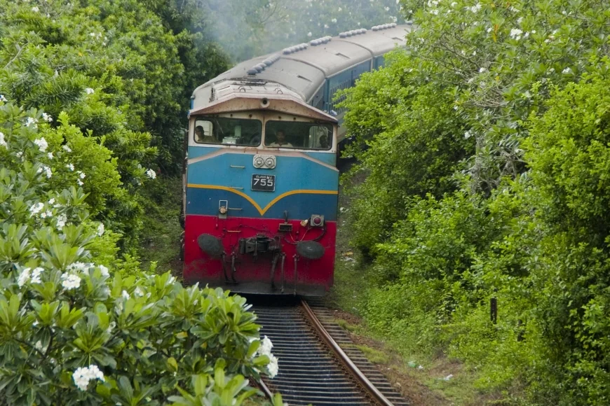 மண்சரிவால் மலையக ரயில் சேவைகள் தொடர்ந்து பாதிப்பு